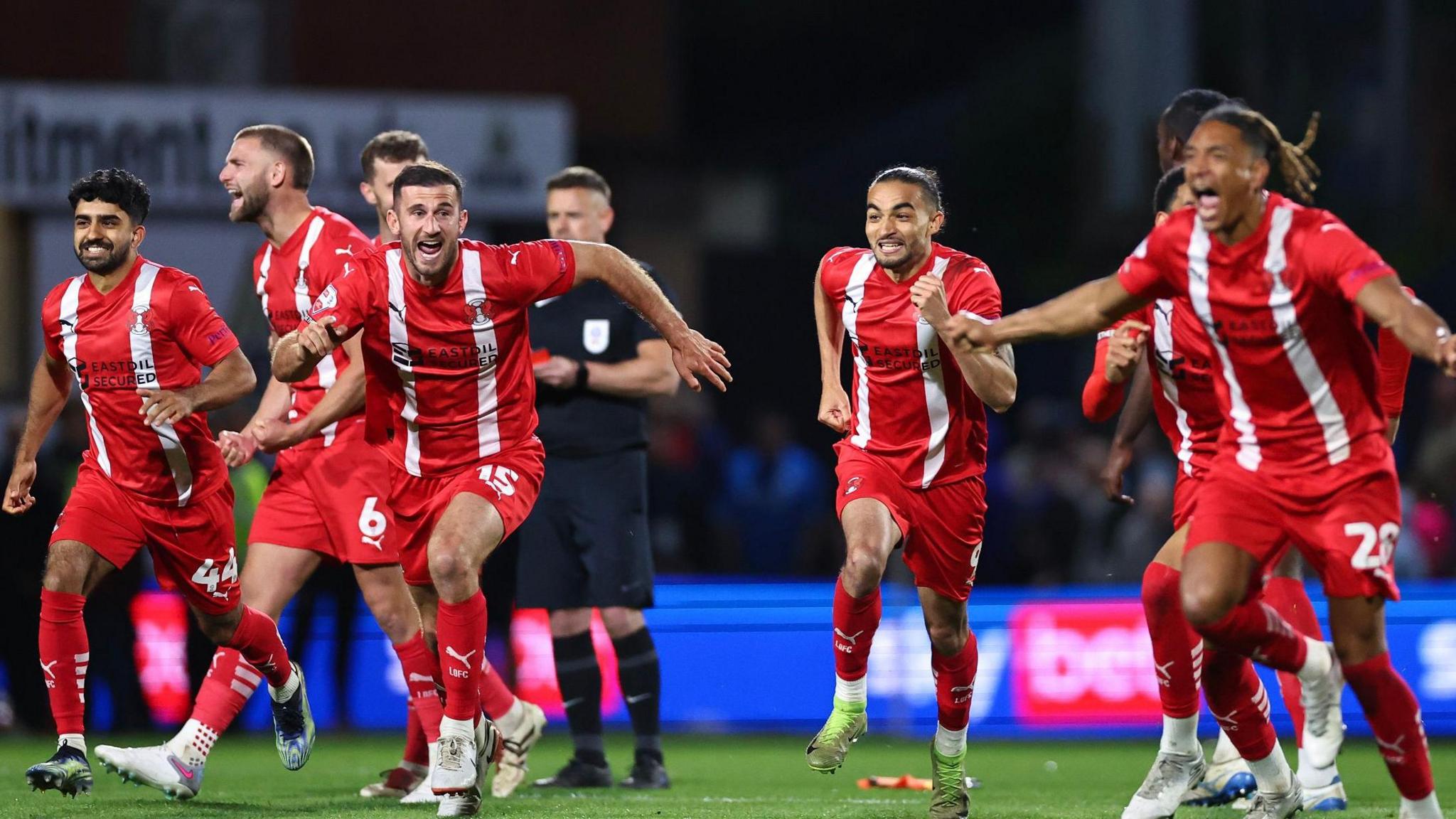 Kritik Leyton Orient: Badge Baru Wrexham Terlalu Mirip